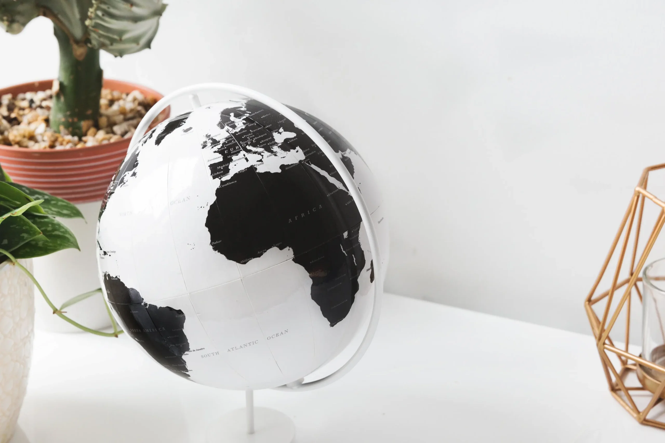 Globo terráqueo en un escritorio, simbolizando la perspectiva global en selección de personal.
