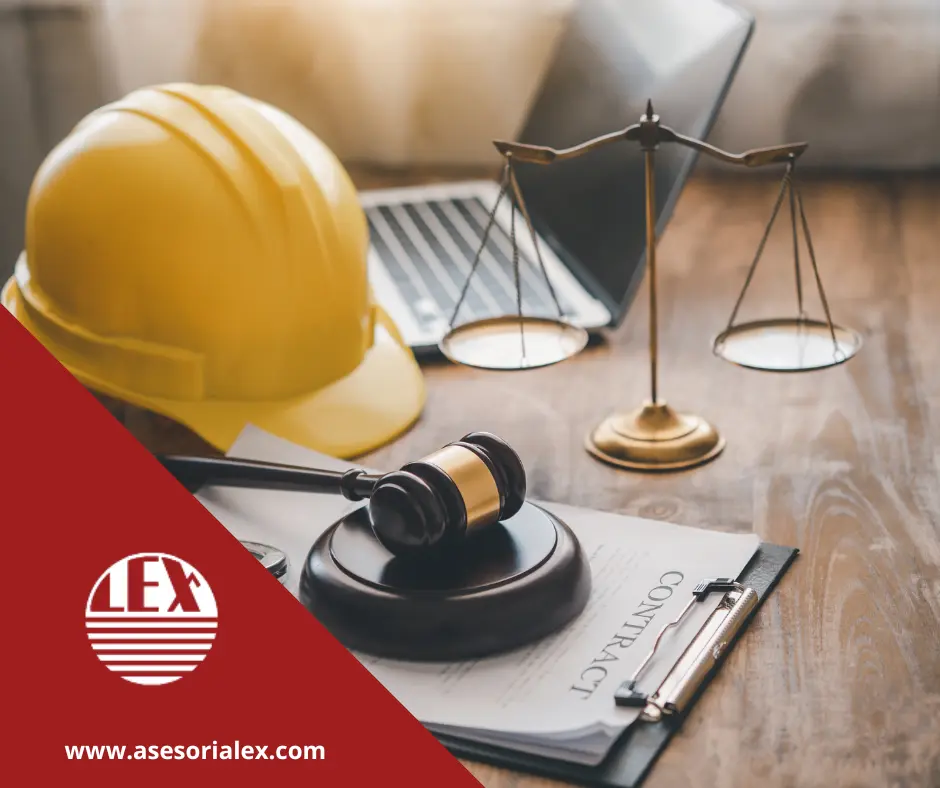 Asesoría en gestión laboral de una empresa: casco amarillo, balanza de justicia y martillo judicial. Utilizada como imagen de fondo en un blog de Asesoría Lex