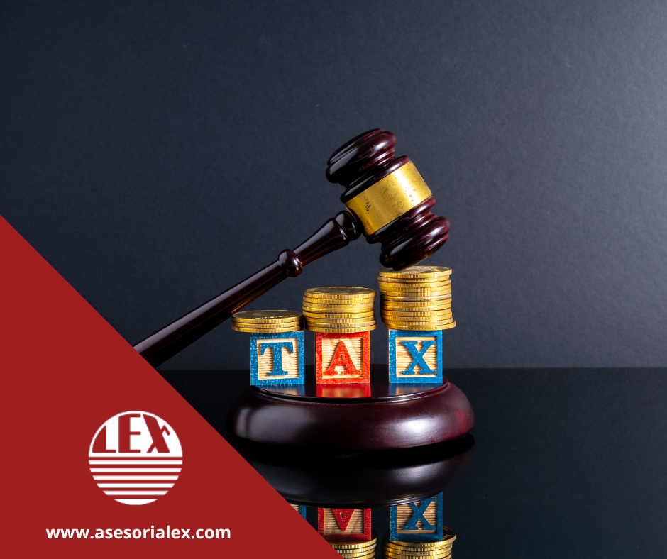 Imagen de mazo de abogados con piezas abajo que dicen tax usada para blog de asesorías lex: Planificación tributaria para empresas: optimiza tus impuestos de forma estratégica