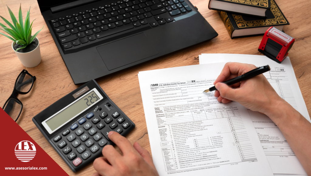 Imagen de persona haciendo cuentas a mano usada para blog de asesorías lex: Claves para optimizar tu declaración de la renta: consejos para autónomos y empresas