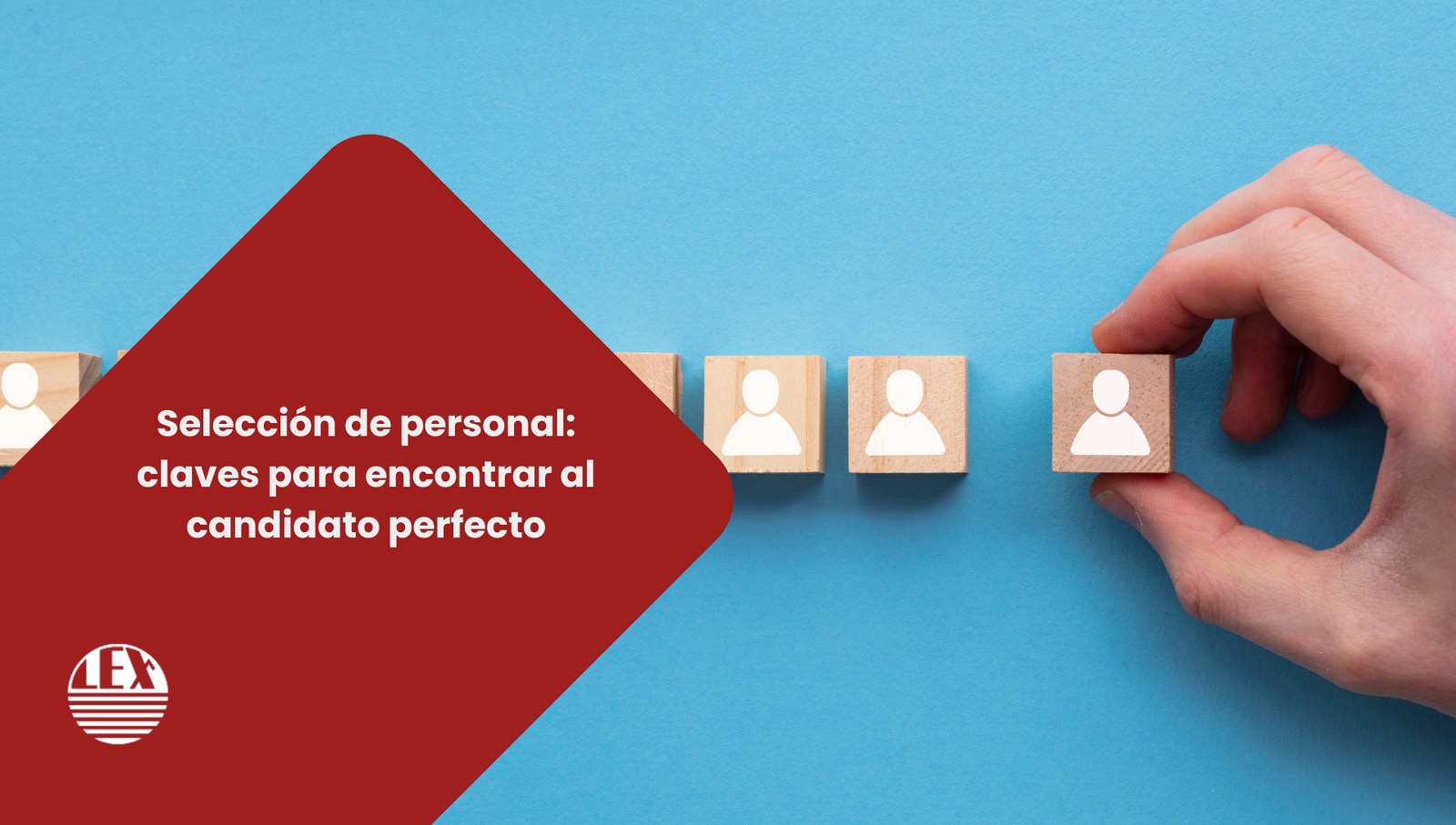 Imagen de persona moviendo piezas de madera usada para blog de asesorías lex: Selección de personal: claves para encontrar al candidato perfecto