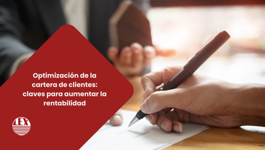 Imagen de personas firmando contrato usada para blog de asesorías lex: Optimización de la cartera de clientes: claves para aumentar la rentabilidad
