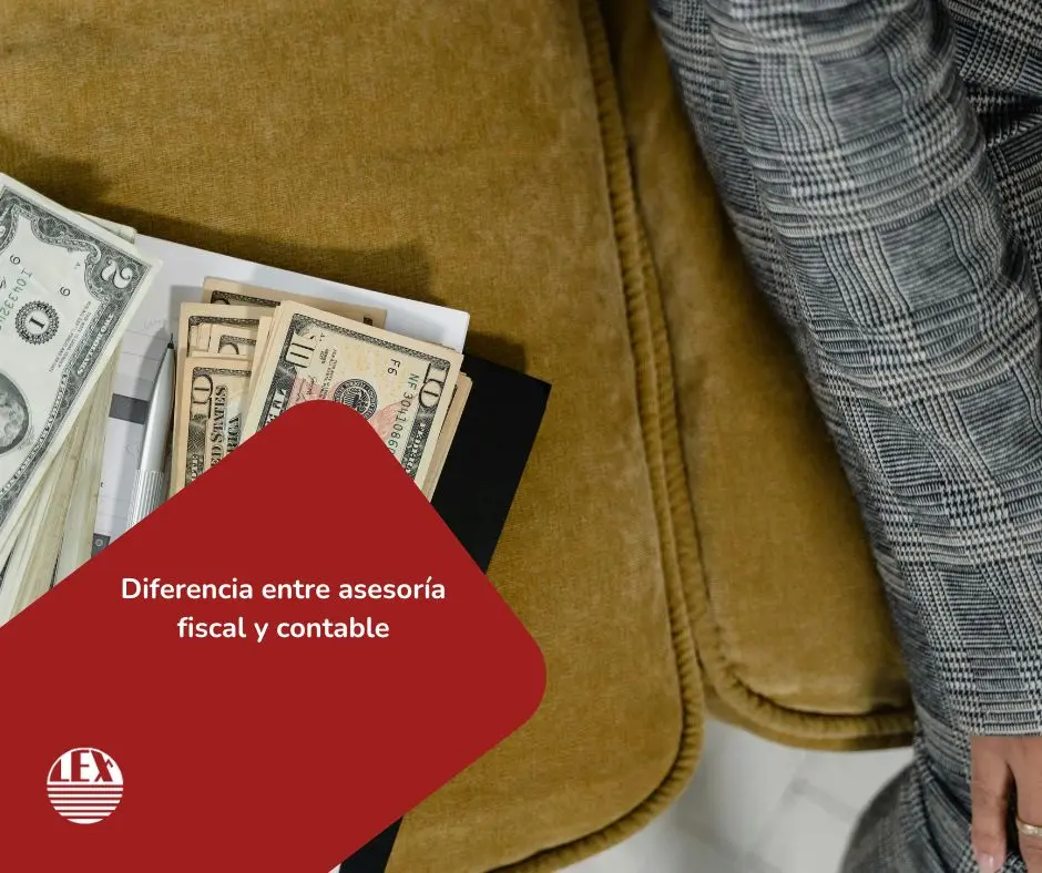 Imagen de sofá con persona abogada y dinero usada como fondo para blog de diferencia entre asesoría fiscal y contable