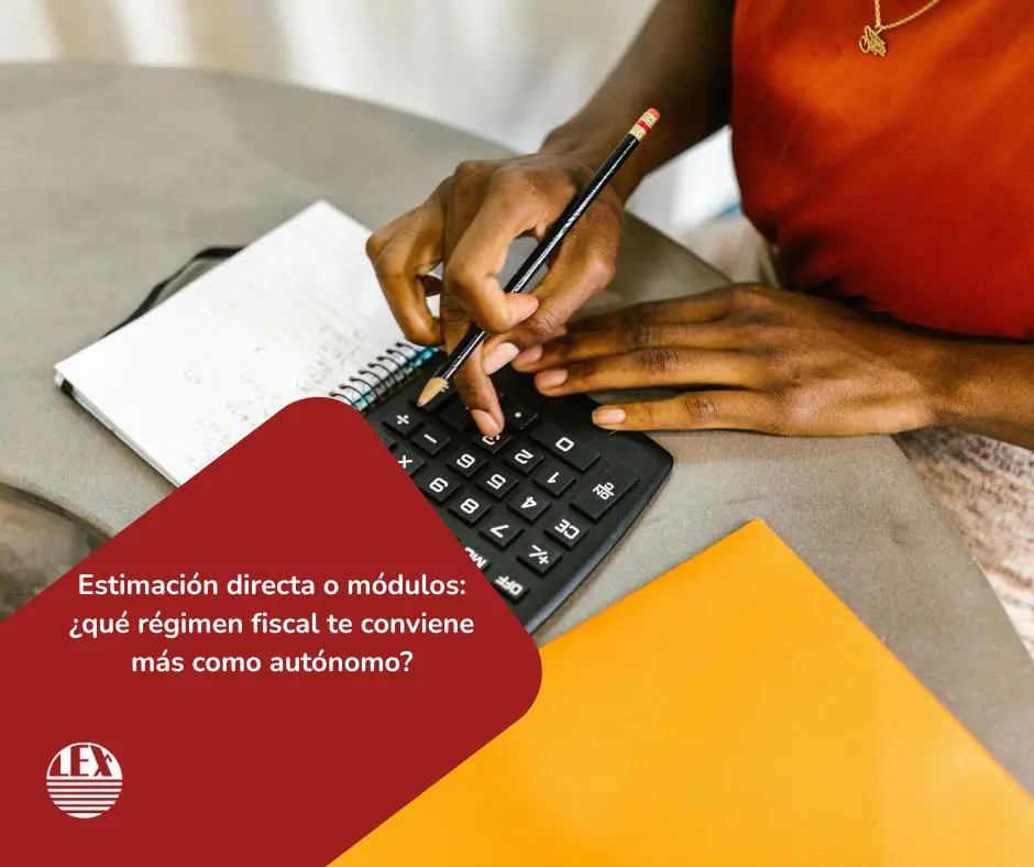 Una imagen con una persona con camiseta naranja usa una calculadora negra con un lápiz, mientras tiene un cuaderno abierto al lado sobre una mesa, utilizada como fondo en un blog de Asesoria Lex