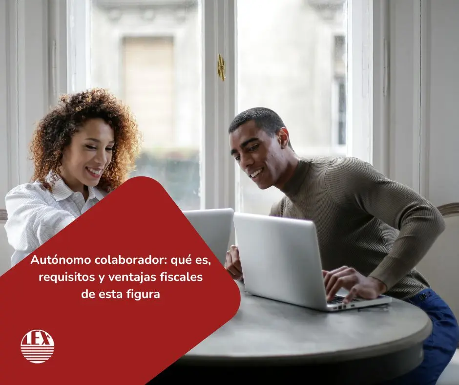 Imagen de dos personas trabajando juntas con laptops en una mesa redonda cerca de una ventana: una mujer con cabello rizado y camisa blanca, y un hombre con suéter beige, ambos sonriendo, utilizada como imagen de fondo de un blog de Asesoría Lex