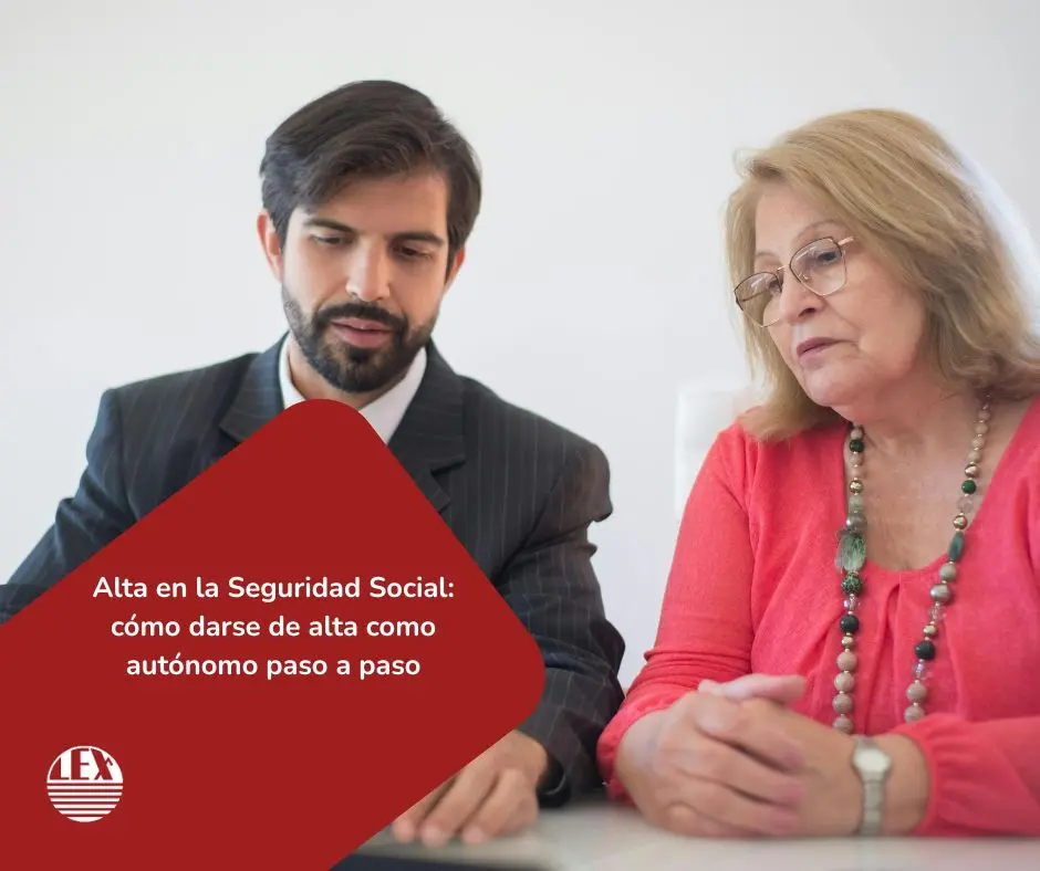 Imagen de un hombre joven con barba y traje oscuro sentado junto a una mujer mayor con gafas, cabello rubio y blusa rosa con collar de cuentas, ambos en una mesa blanca, utilizada como fondo en un blog de Asesoría Lex