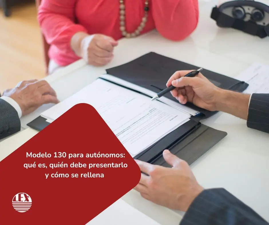 imagen de una reunión de negocios donde una persona en traje firma documentos con una pluma sobre una mesa blanca utilizada como fondo de un blog de Asesoria Lex