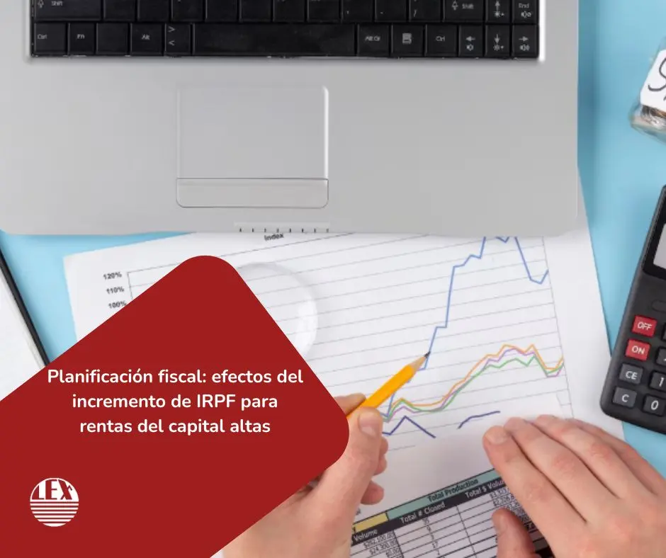 Persona revisando su inversión con impacto del IRPF en 2025
