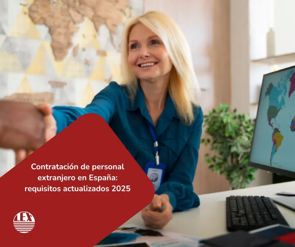 Empresario firmando contrato laboral con trabajador extranjero en España en 2025