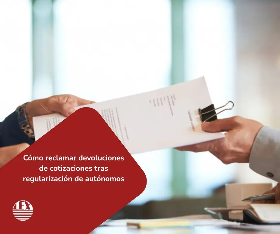Autónomo tramitando la devolución de cotizaciones con ordenador y papeles