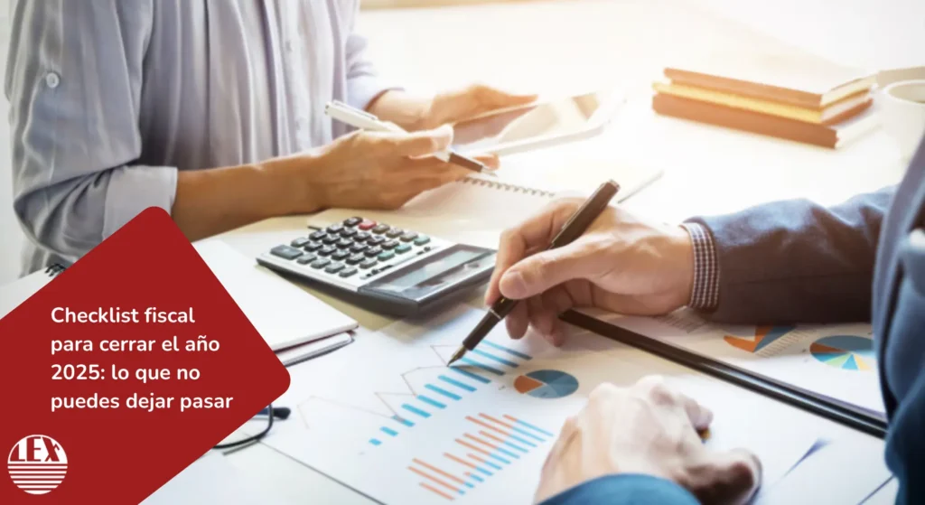 Empresario revisando checklist fiscal 2025 con documentos contables y ordenador portátil