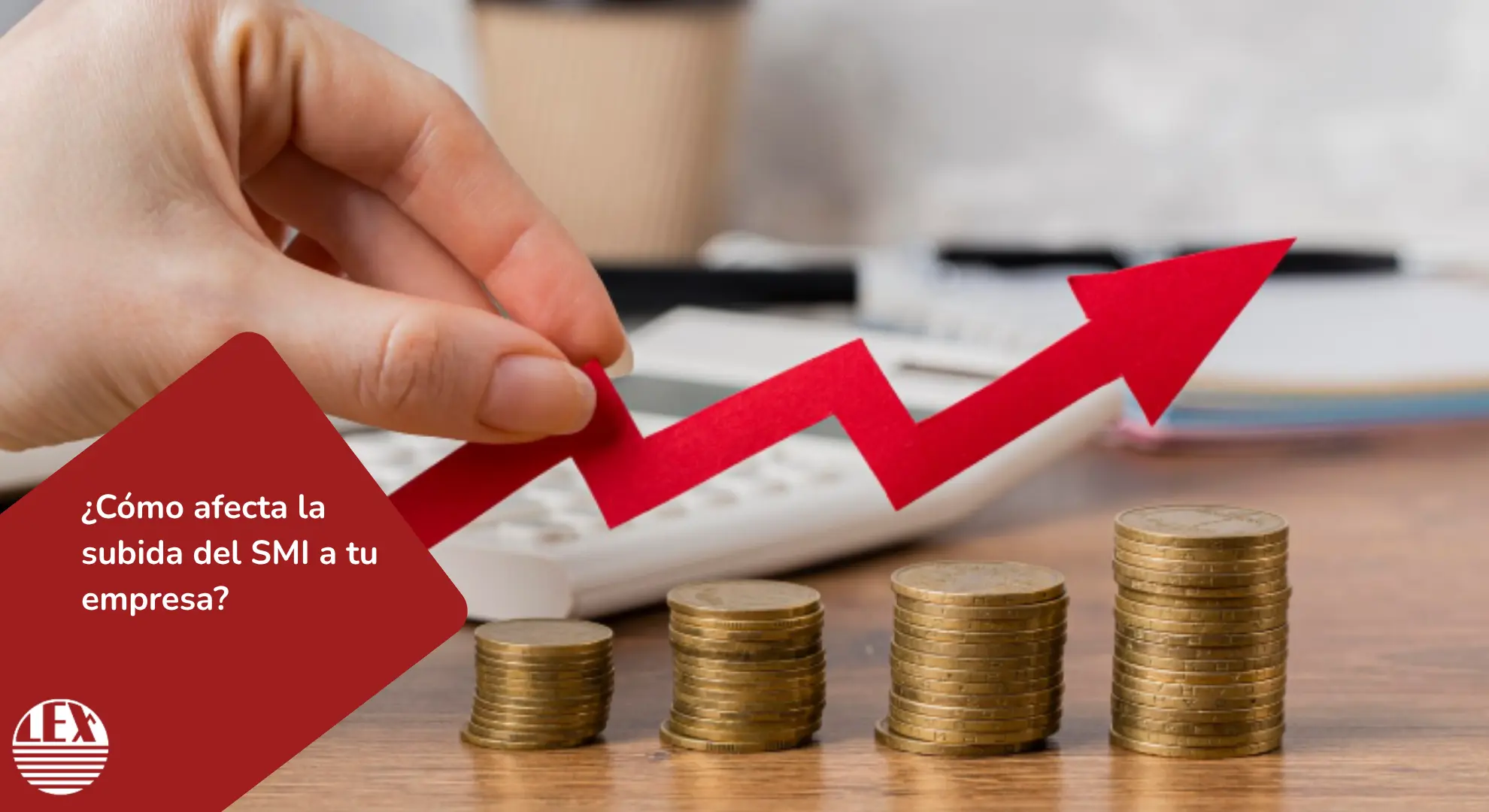 Empresario revisando nóminas y costes laborales tras la subida del SMI en 2025