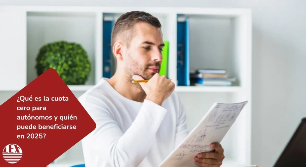 Autónomo revisando documentación sobre la cuota cero disponible en 2025