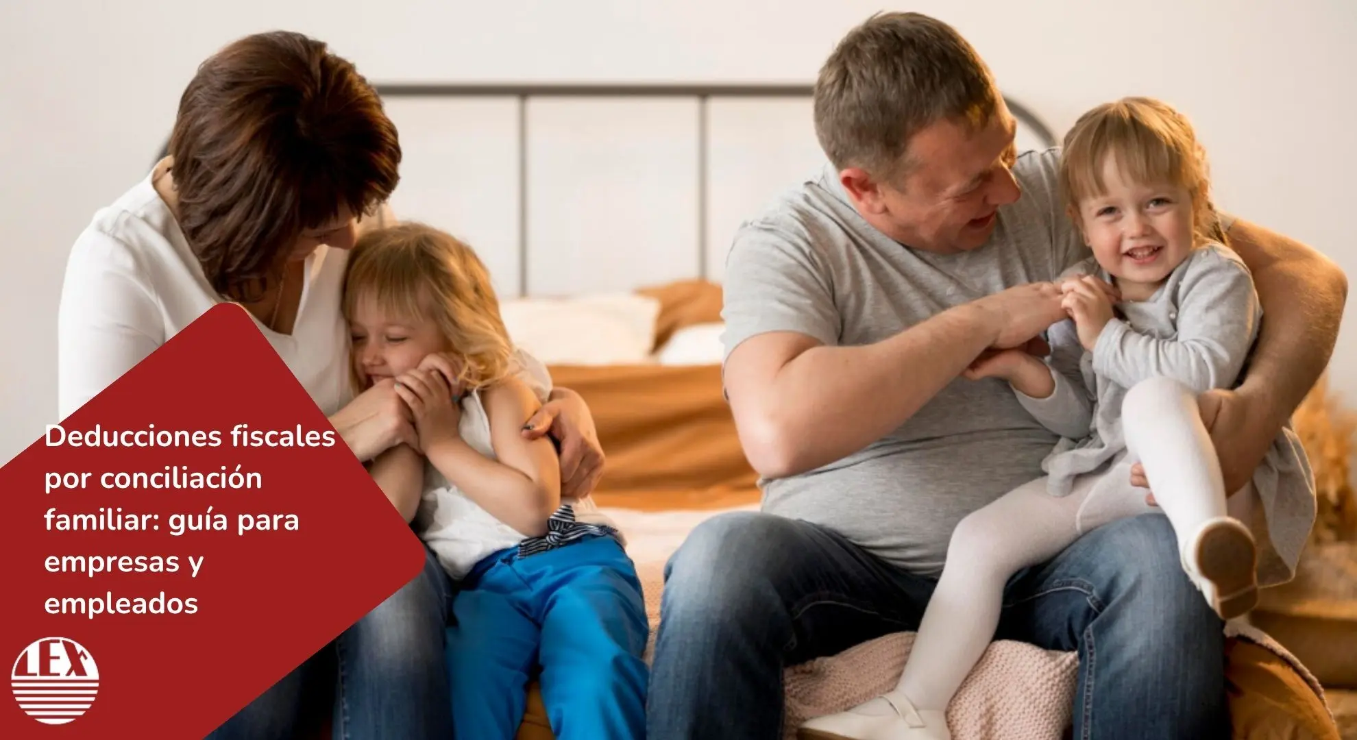 Empleado revisando documentación fiscal sobre deducciones por conciliación familiar en 2025